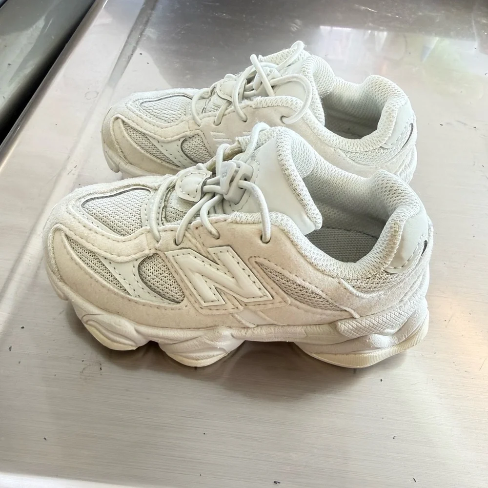 “SIZE 8M” TODDLER NEW BALANCE SNEAKERS UNISEX - Picture 3 of 4